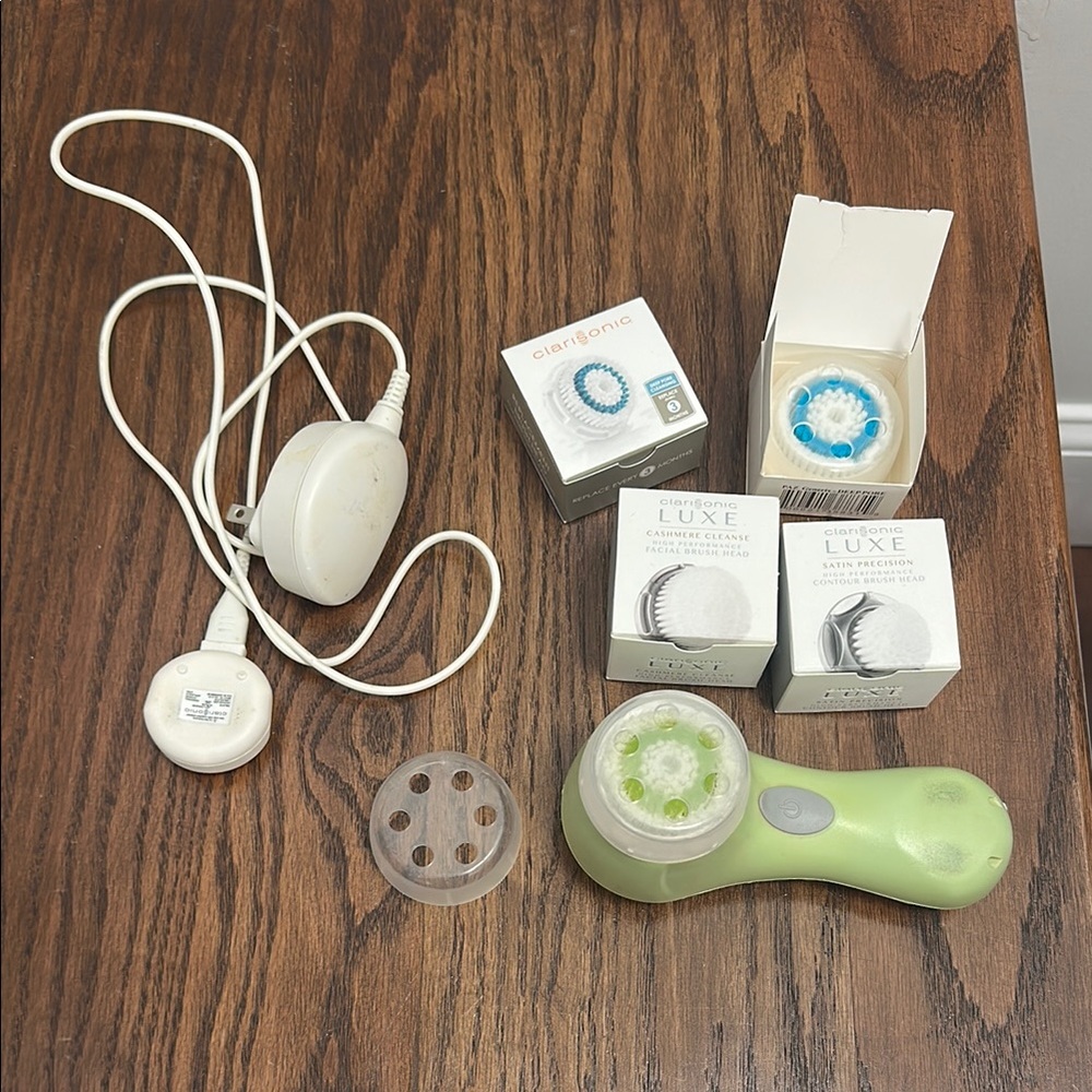 Clarisonic Mia Light Green Cleansing brush with Luxe Brush Heads